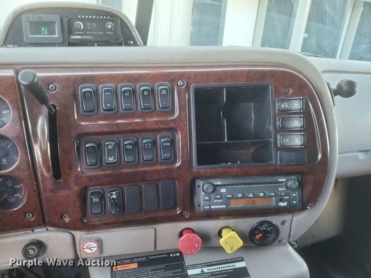 image for item DR4855 2006 Mack CXN613 semi truck