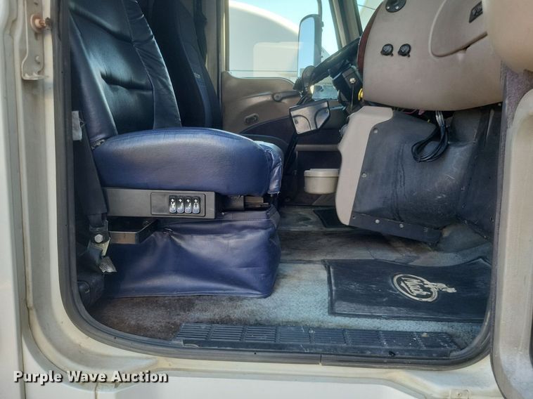 image for item DR4855 2006 Mack CXN613 semi truck