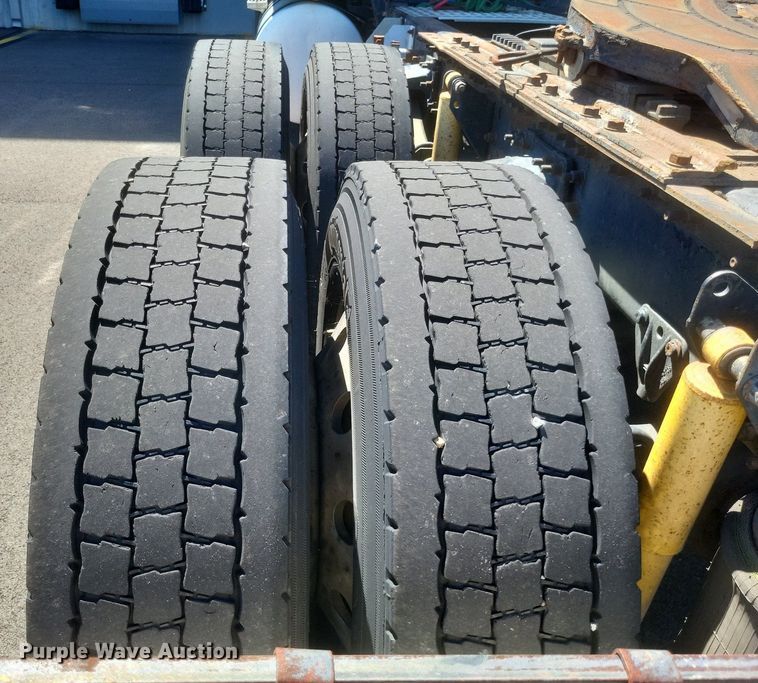 image for item DR4855 2006 Mack CXN613 semi truck