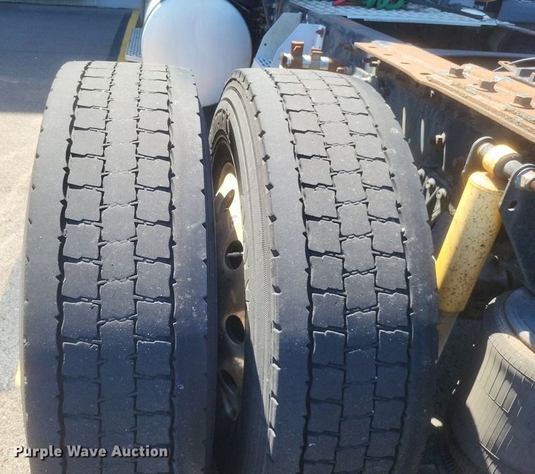 image for item DR4855 2006 Mack CXN613 semi truck