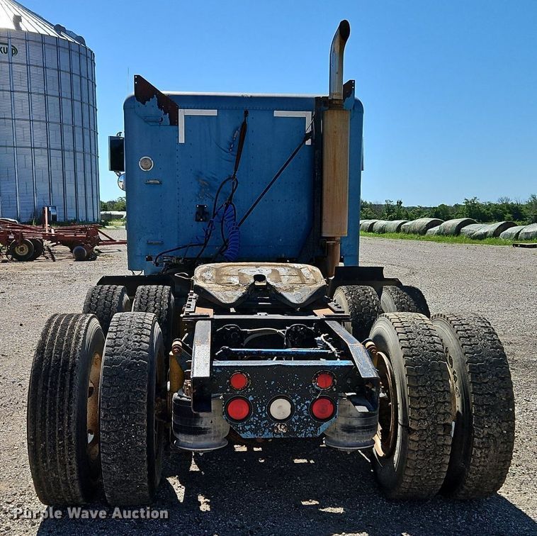 image for item DR8681 1995 Freightliner  FLD semi truck