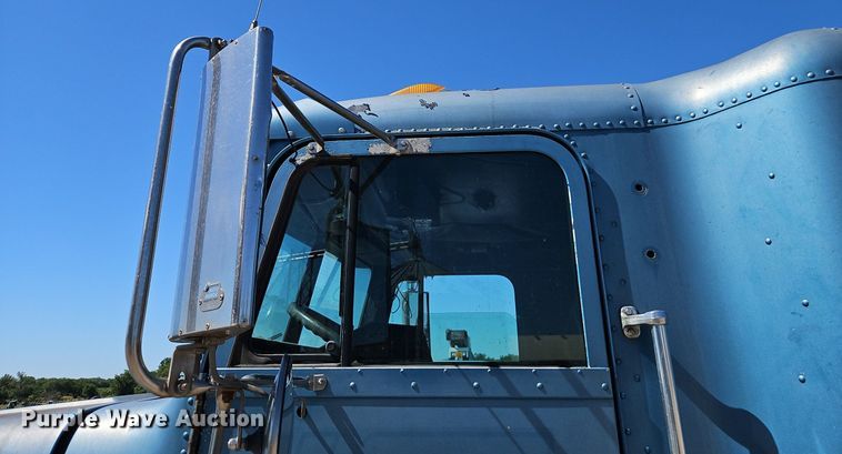 image for item DR8681 1995 Freightliner  FLD semi truck