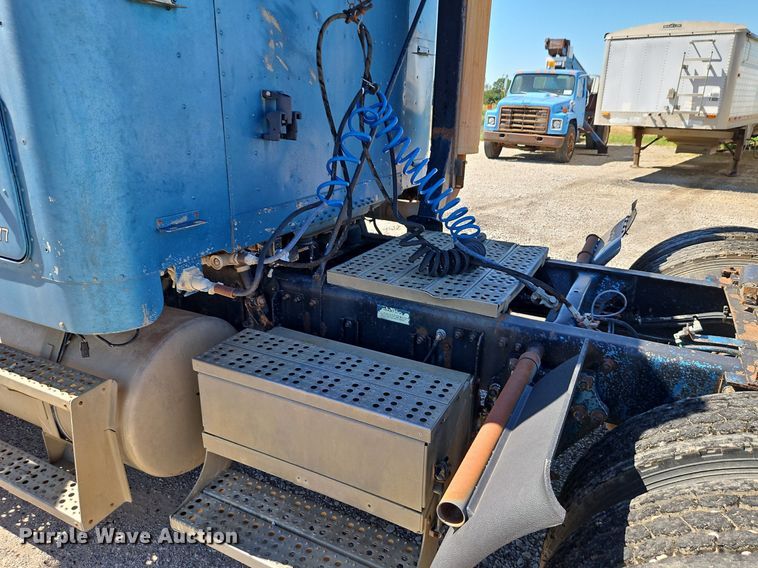 image for item DR8681 1995 Freightliner  FLD semi truck