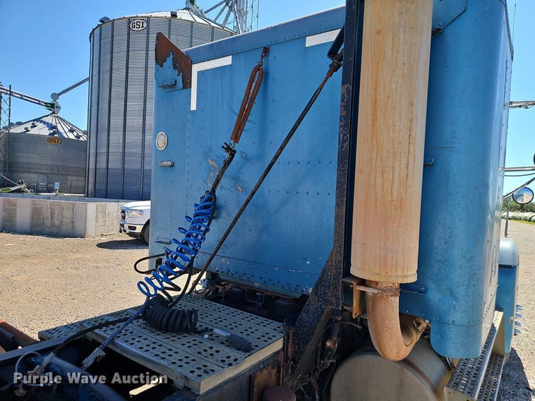 image for item DR8681 1995 Freightliner  FLD semi truck