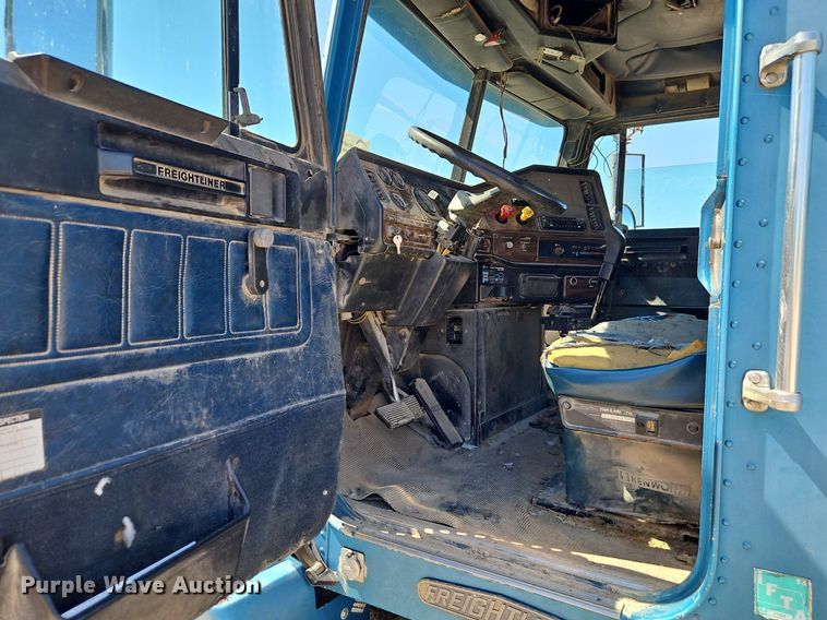 image for item DR8681 1995 Freightliner  FLD semi truck