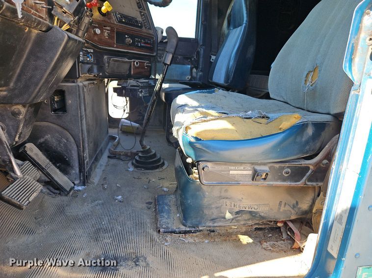 image for item DR8681 1995 Freightliner  FLD semi truck