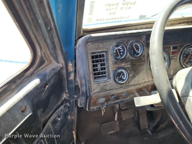 image for item DR8681 1995 Freightliner  FLD semi truck