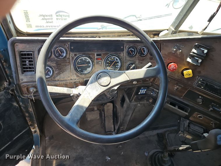 image for item DR8681 1995 Freightliner  FLD semi truck