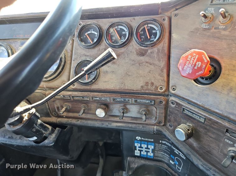 image for item DR8681 1995 Freightliner  FLD semi truck