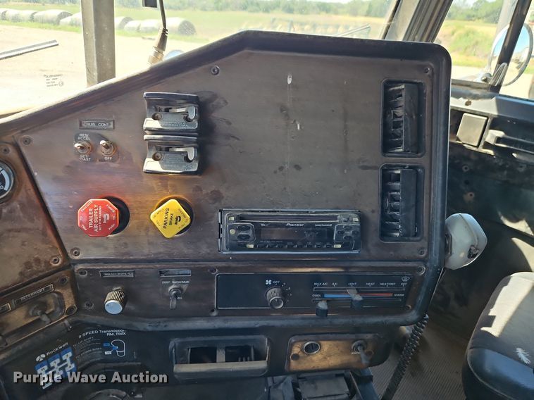 image for item DR8681 1995 Freightliner  FLD semi truck