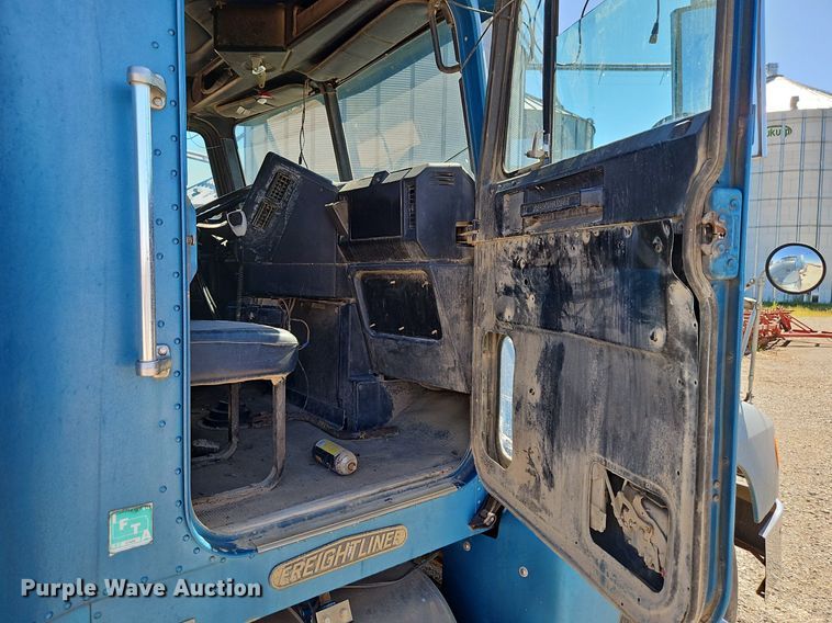 image for item DR8681 1995 Freightliner  FLD semi truck