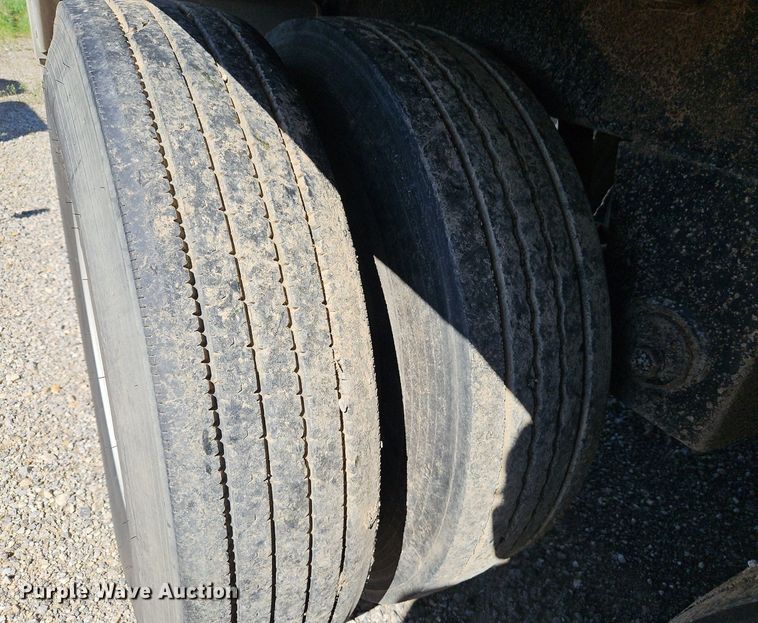 image for item DR8683 1996 Wilson DWH-400 grain trailer