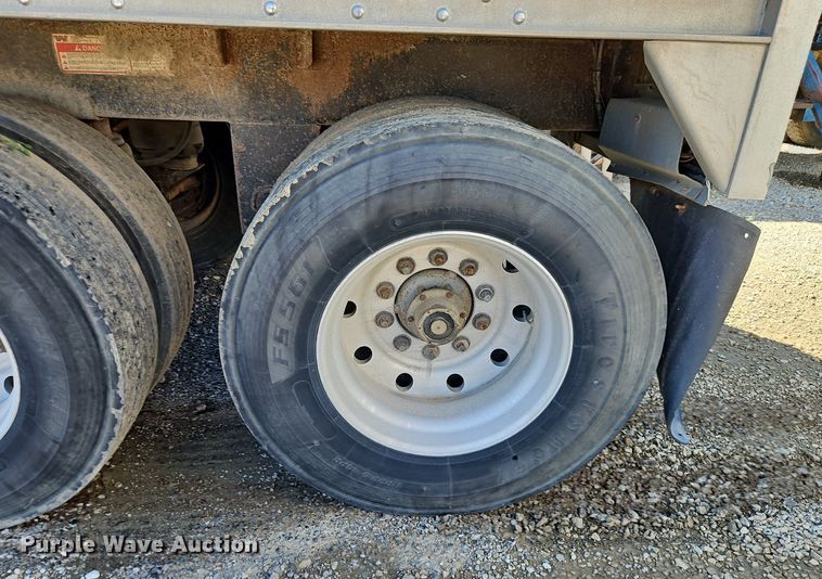 image for item DR8683 1996 Wilson DWH-400 grain trailer