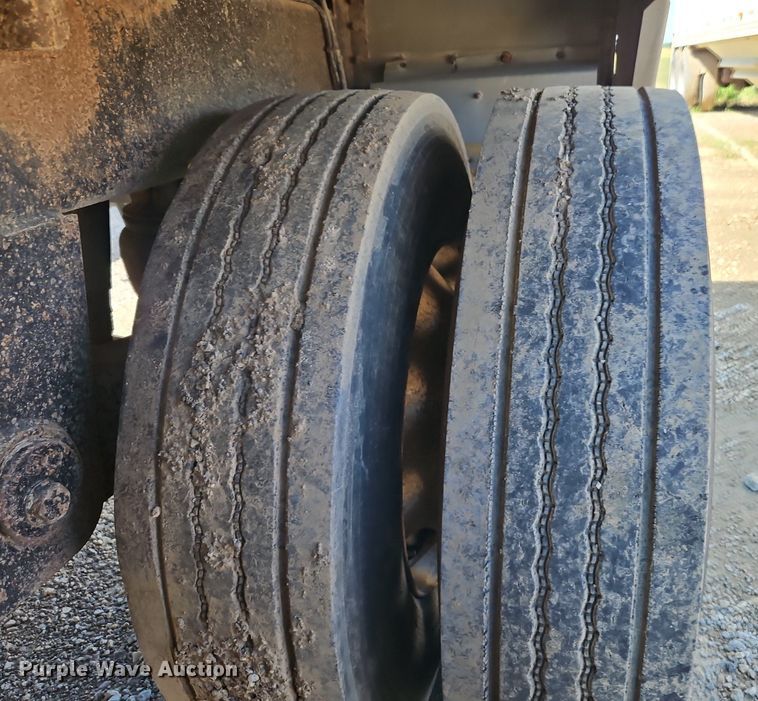 image for item DR8683 1996 Wilson DWH-400 grain trailer