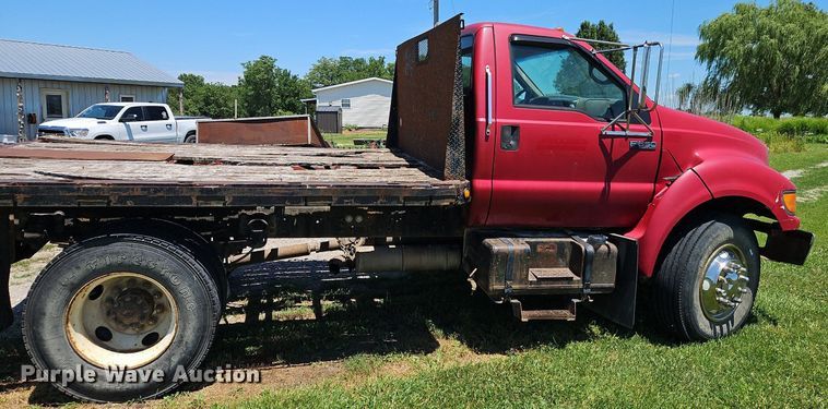 image for item DR8690 2000 Ford F650 Super Duty XLT flatbed truck
