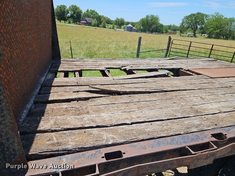 image for item DR8690 2000 Ford F650 Super Duty XLT flatbed truck