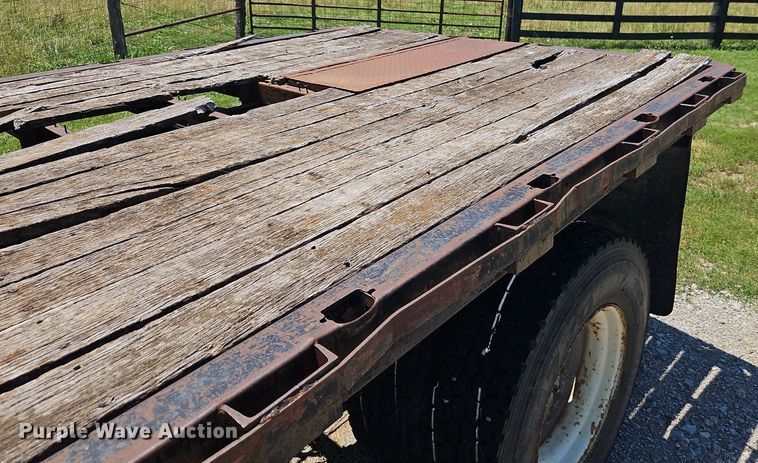 image for item DR8690 2000 Ford F650 Super Duty XLT flatbed truck