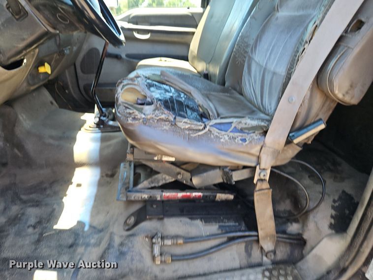 image for item DR8690 2000 Ford F650 Super Duty XLT flatbed truck