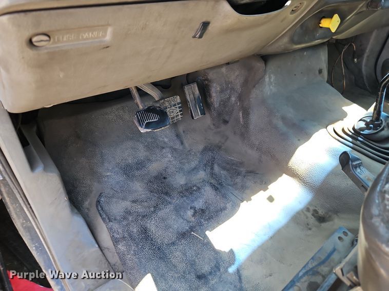 image for item DR8690 2000 Ford F650 Super Duty XLT flatbed truck