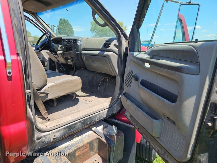 image for item DR8690 2000 Ford F650 Super Duty XLT flatbed truck