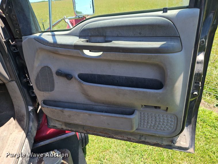 image for item DR8690 2000 Ford F650 Super Duty XLT flatbed truck