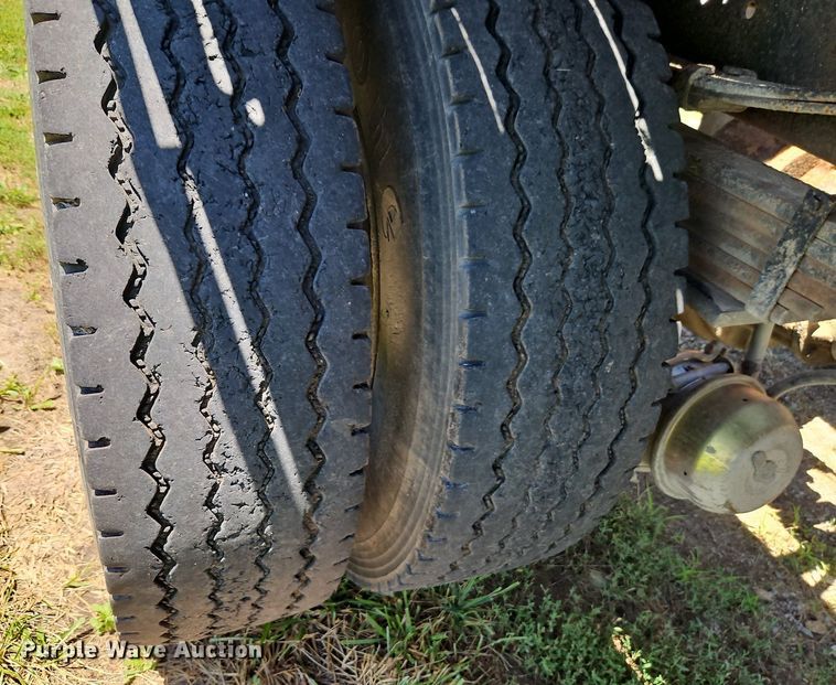 image for item DR8690 2000 Ford F650 Super Duty XLT flatbed truck