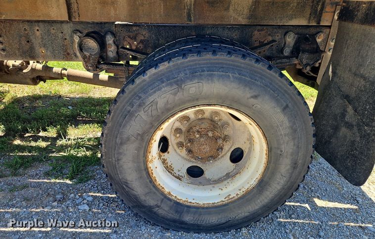 image for item DR8690 2000 Ford F650 Super Duty XLT flatbed truck