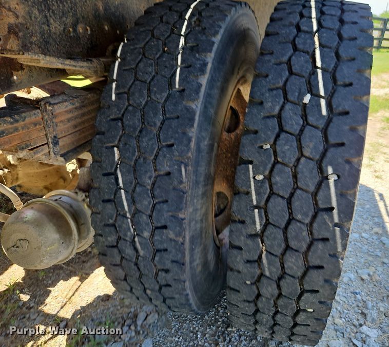 image for item DR8690 2000 Ford F650 Super Duty XLT flatbed truck