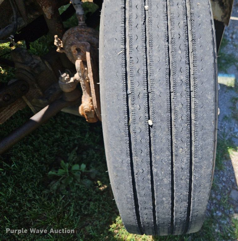 image for item DR8690 2000 Ford F650 Super Duty XLT flatbed truck