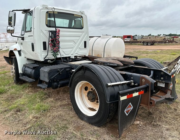 image for item DS6771 2007 International 4400 semi truck