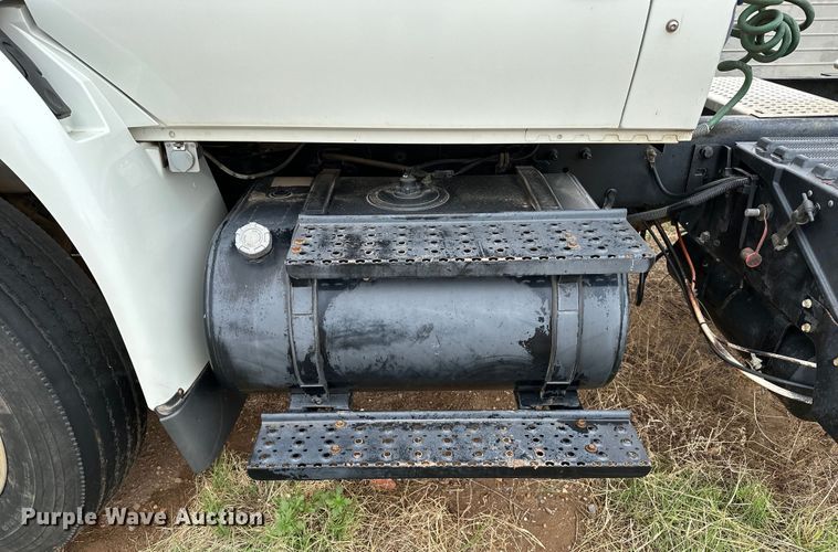 image for item DS6771 2007 International 4400 semi truck