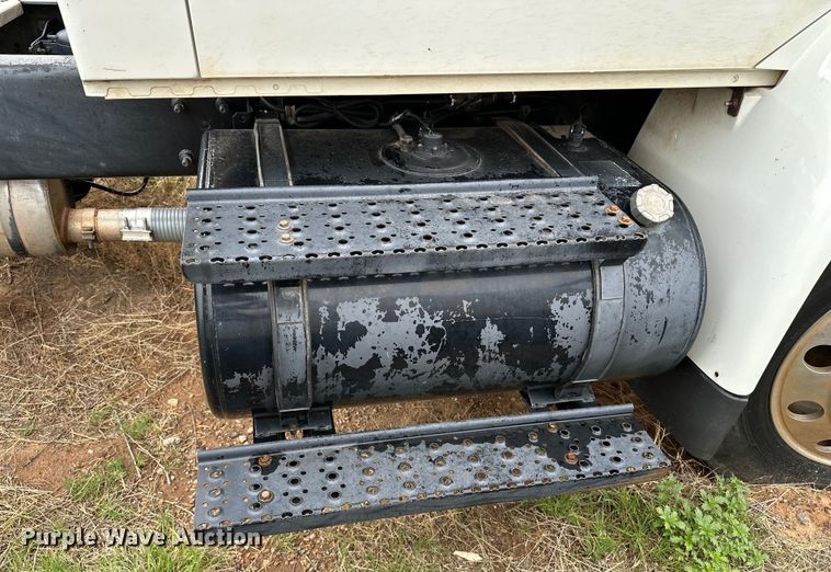 image for item DS6771 2007 International 4400 semi truck