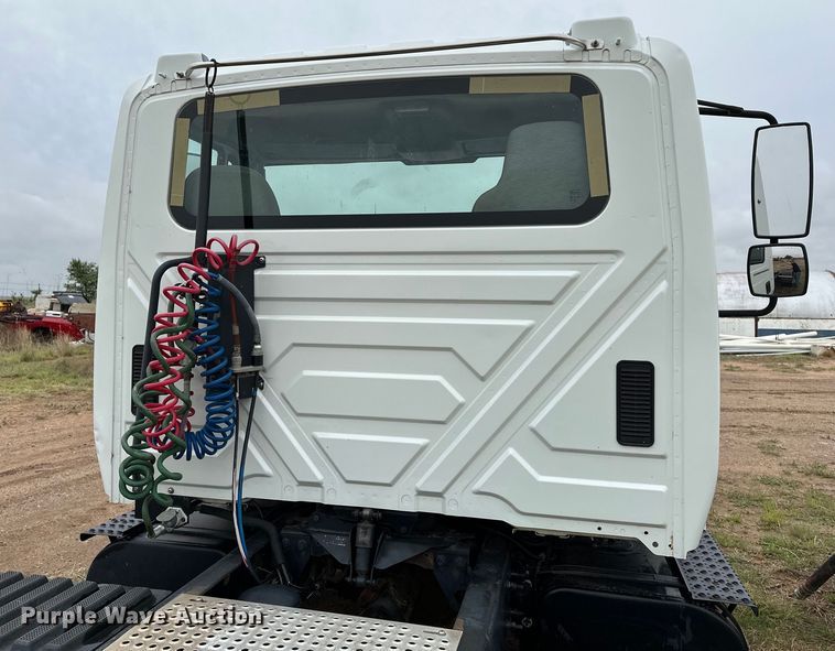 image for item DS6771 2007 International 4400 semi truck