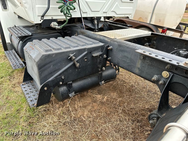 image for item DS6771 2007 International 4400 semi truck