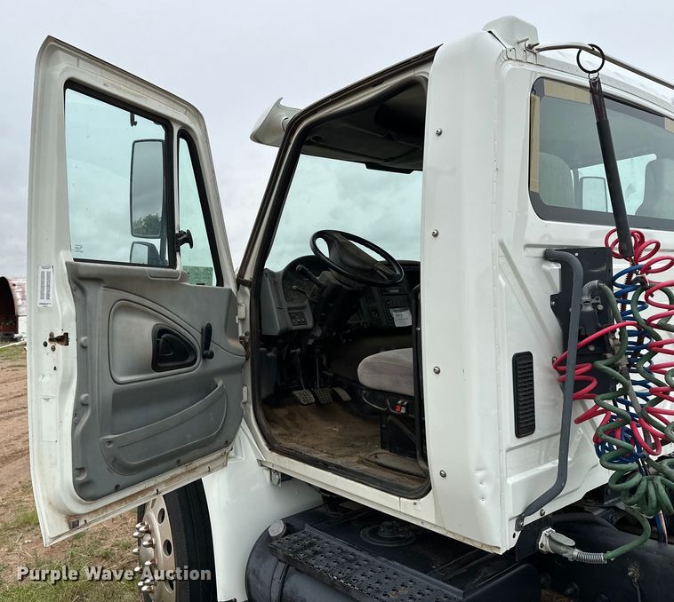 image for item DS6771 2007 International 4400 semi truck