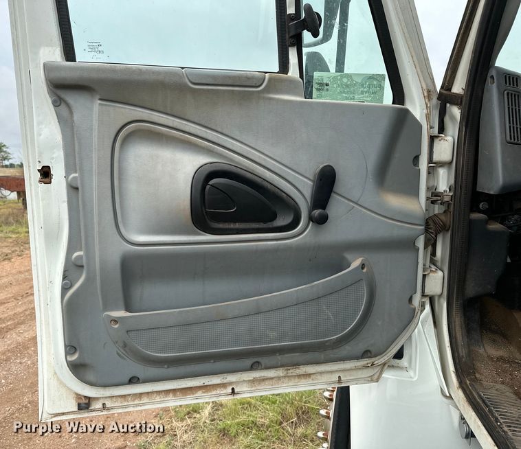 image for item DS6771 2007 International 4400 semi truck