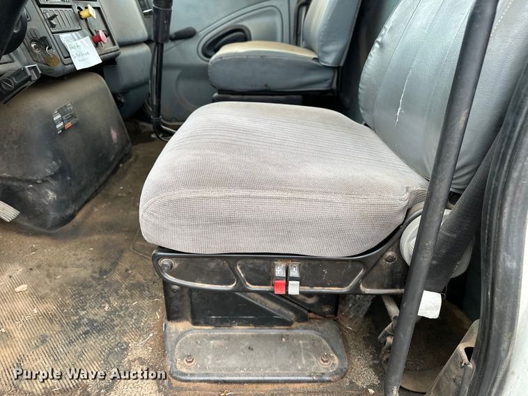 image for item DS6771 2007 International 4400 semi truck