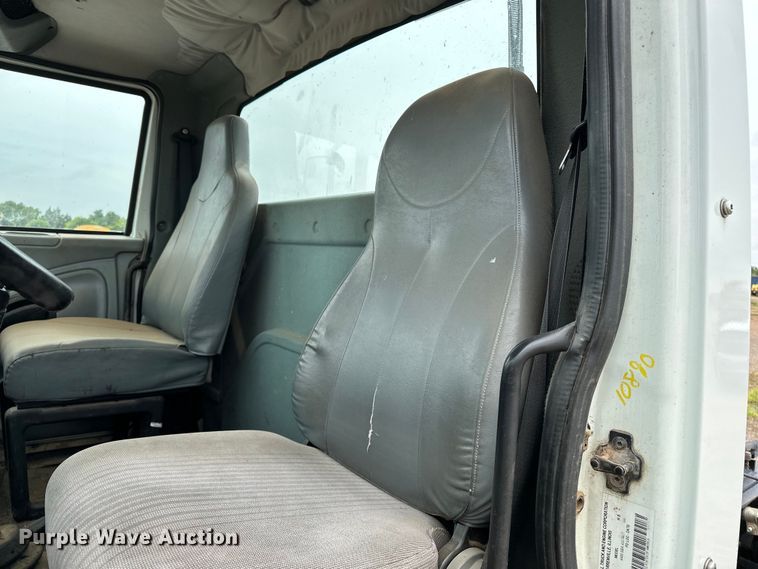 image for item DS6771 2007 International 4400 semi truck