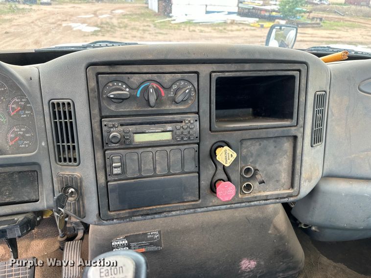 image for item DS6771 2007 International 4400 semi truck