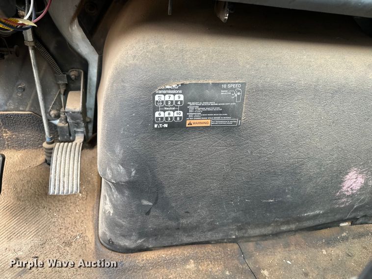 image for item DS6771 2007 International 4400 semi truck