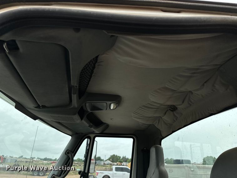 image for item DS6771 2007 International 4400 semi truck