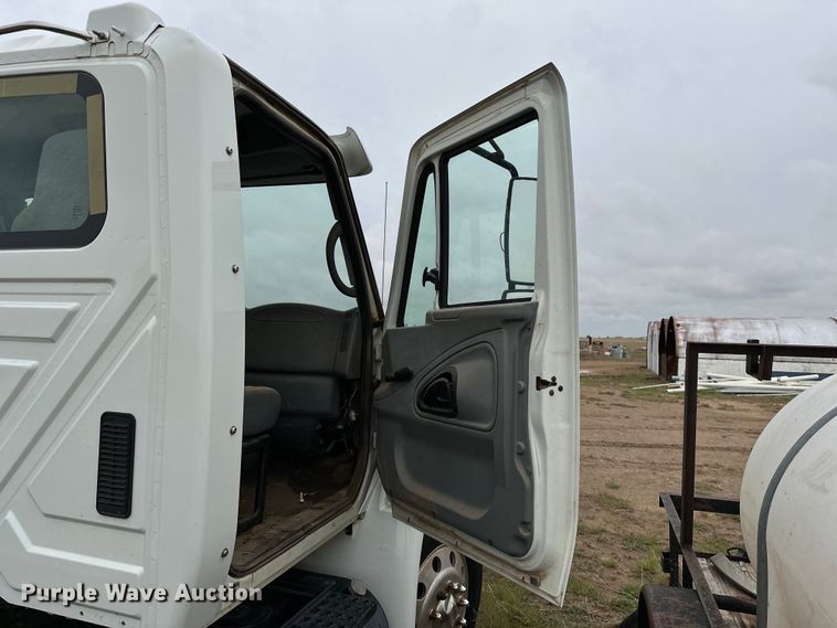 image for item DS6771 2007 International 4400 semi truck