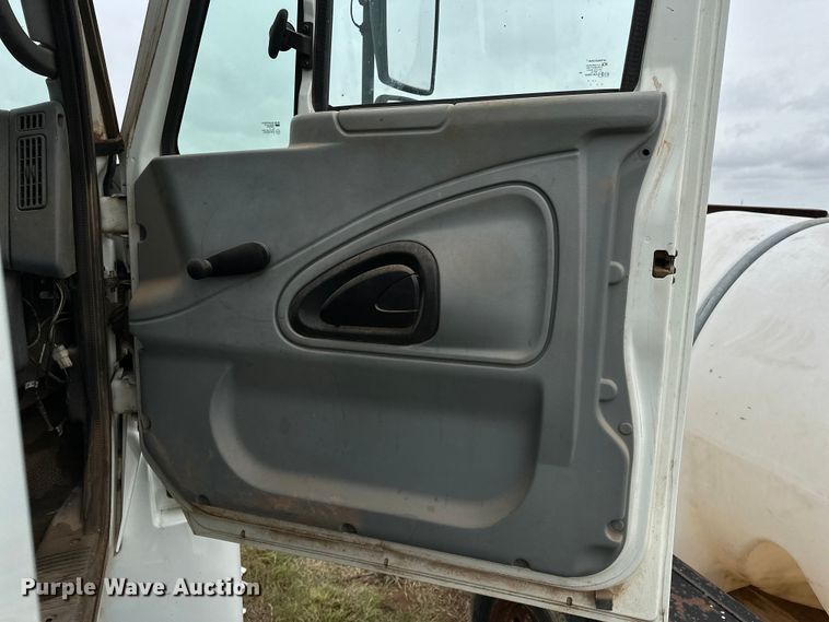 image for item DS6771 2007 International 4400 semi truck