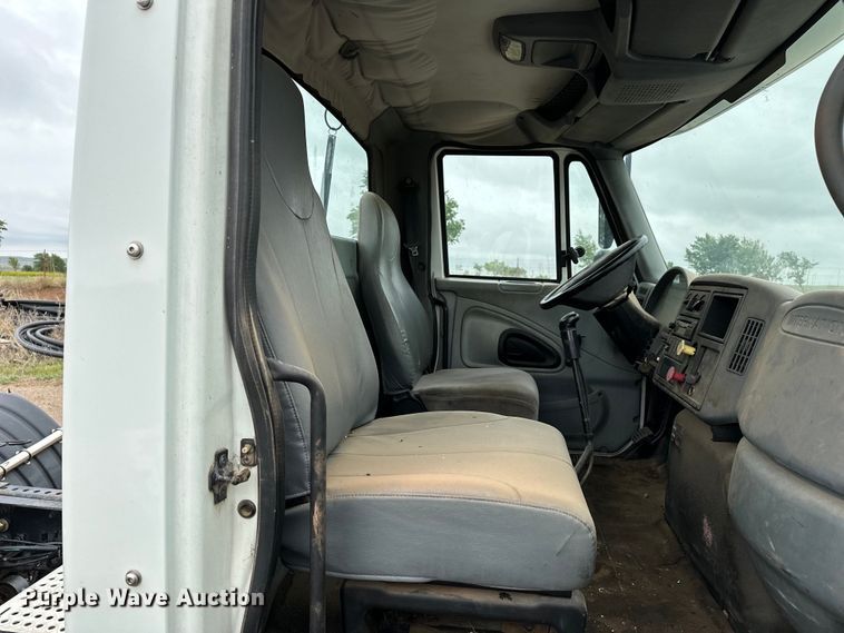 image for item DS6771 2007 International 4400 semi truck