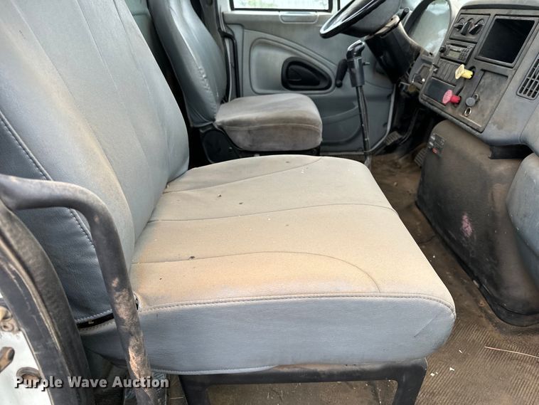 image for item DS6771 2007 International 4400 semi truck