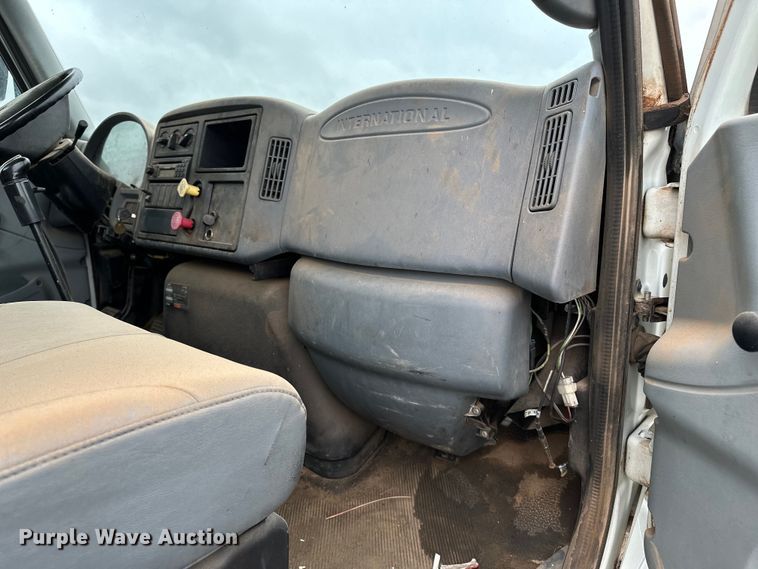 image for item DS6771 2007 International 4400 semi truck