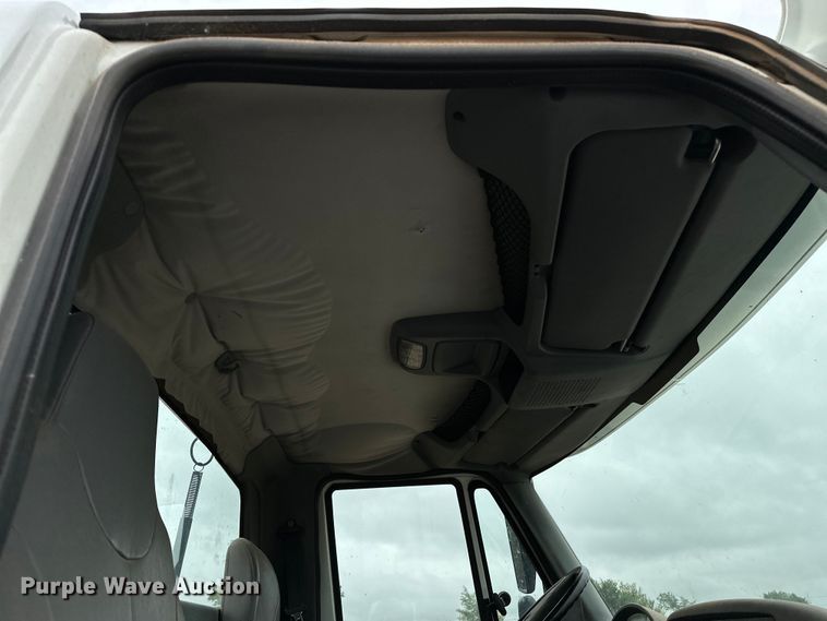 image for item DS6771 2007 International 4400 semi truck