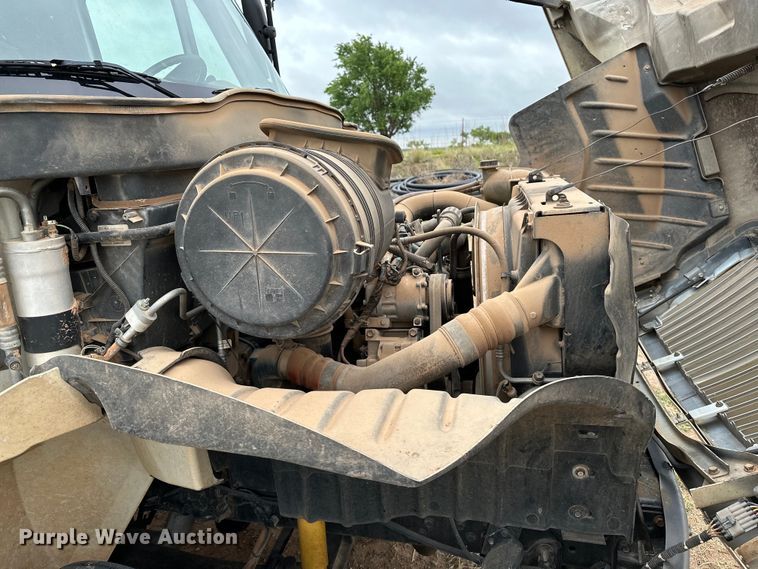 image for item DS6771 2007 International 4400 semi truck