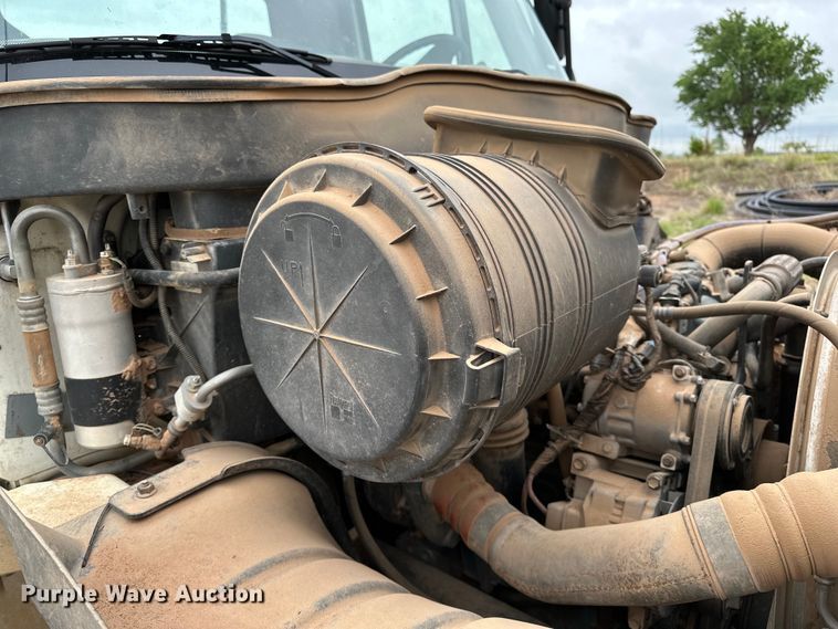 image for item DS6771 2007 International 4400 semi truck