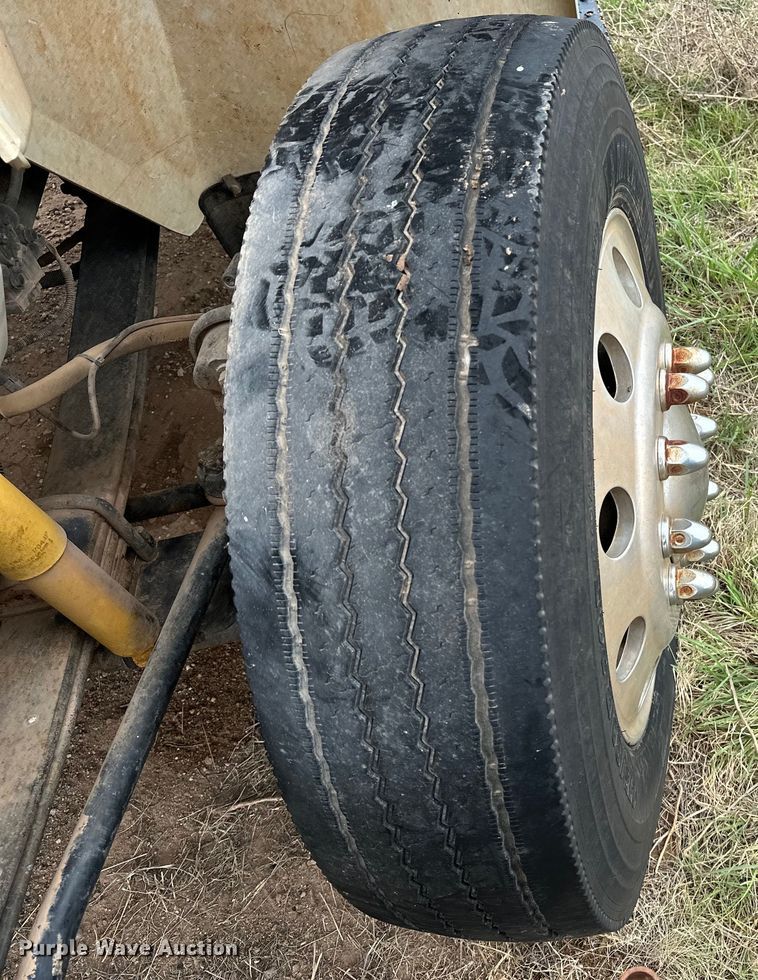 image for item DS6771 2007 International 4400 semi truck